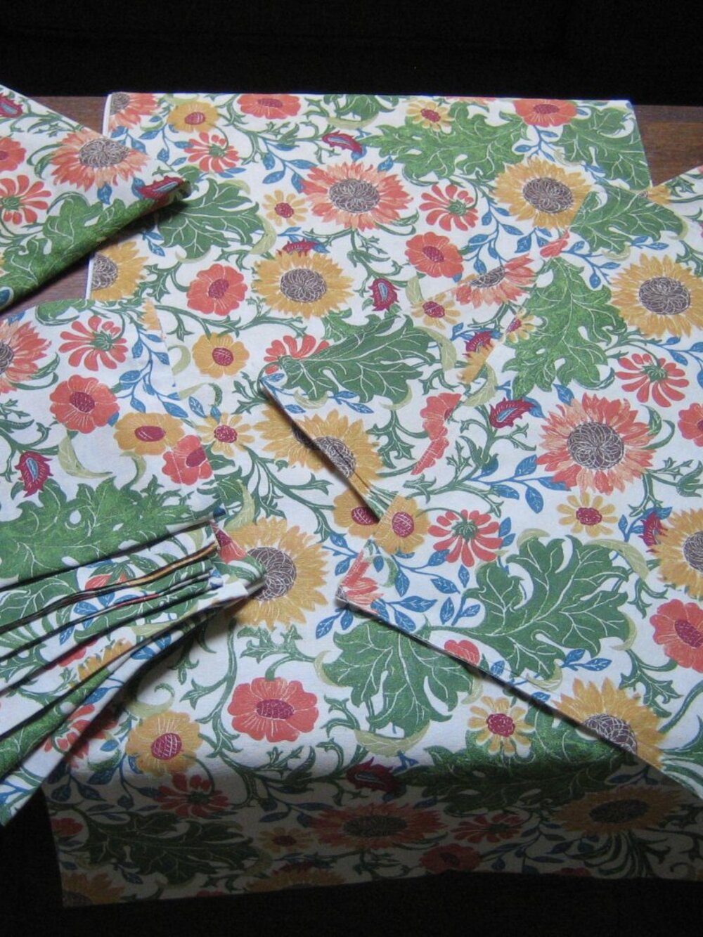 Pottery Barn Table linen Set. 11 Pc. Summer Floral, Linen/Cotton.